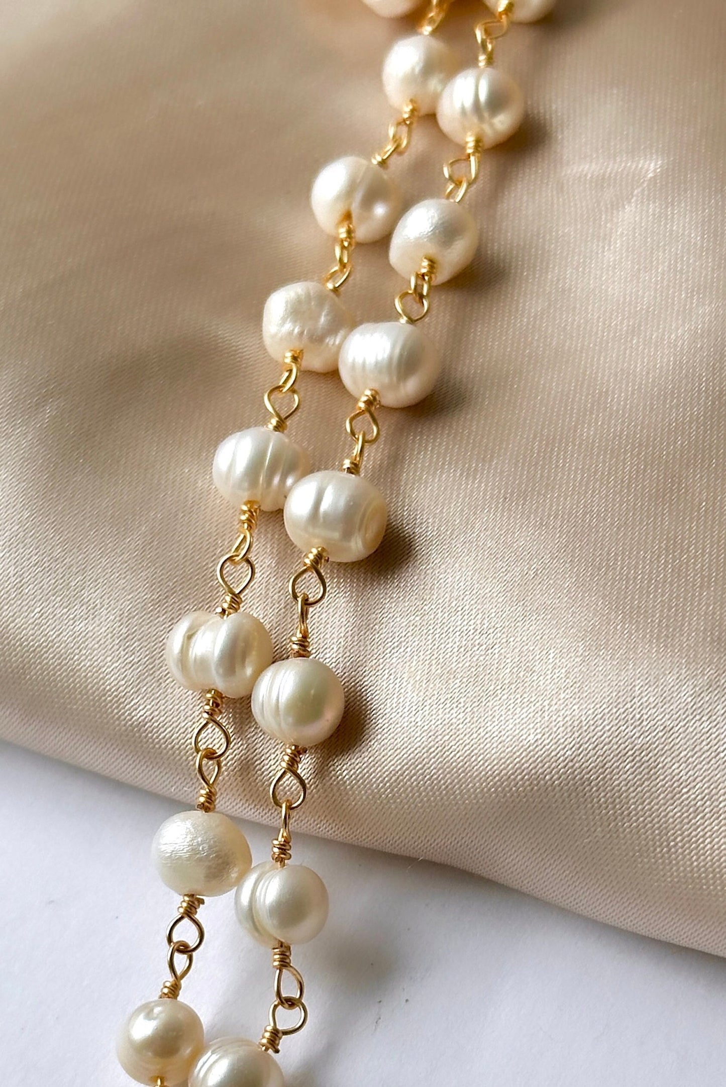 Virgin Mary Pearl Necklace, Virgin Mary Portrait, Religious Choker Necklace, Virgin Mary and Baby Jesus, Real Pearl Necklace, Baptism Gift