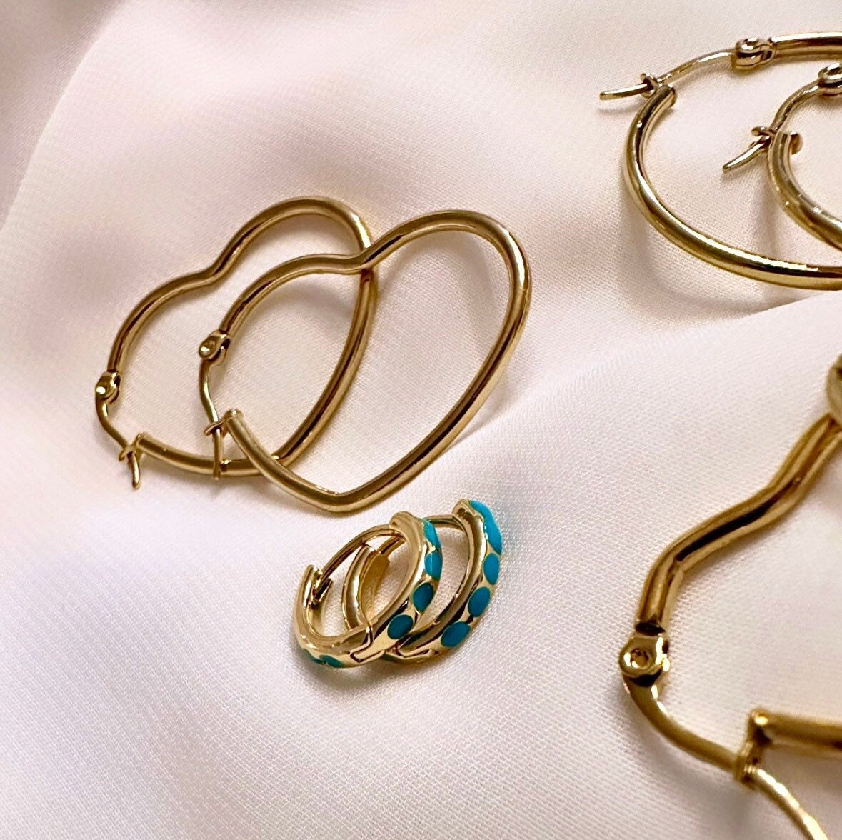 Gold Hoop Earrings Set, Thin Gold Hoops Small, Everyday Hoop Earrings, Mismatched Hoop Earrings, Minimalist Hoop Earrings, Gold Heart Hoops