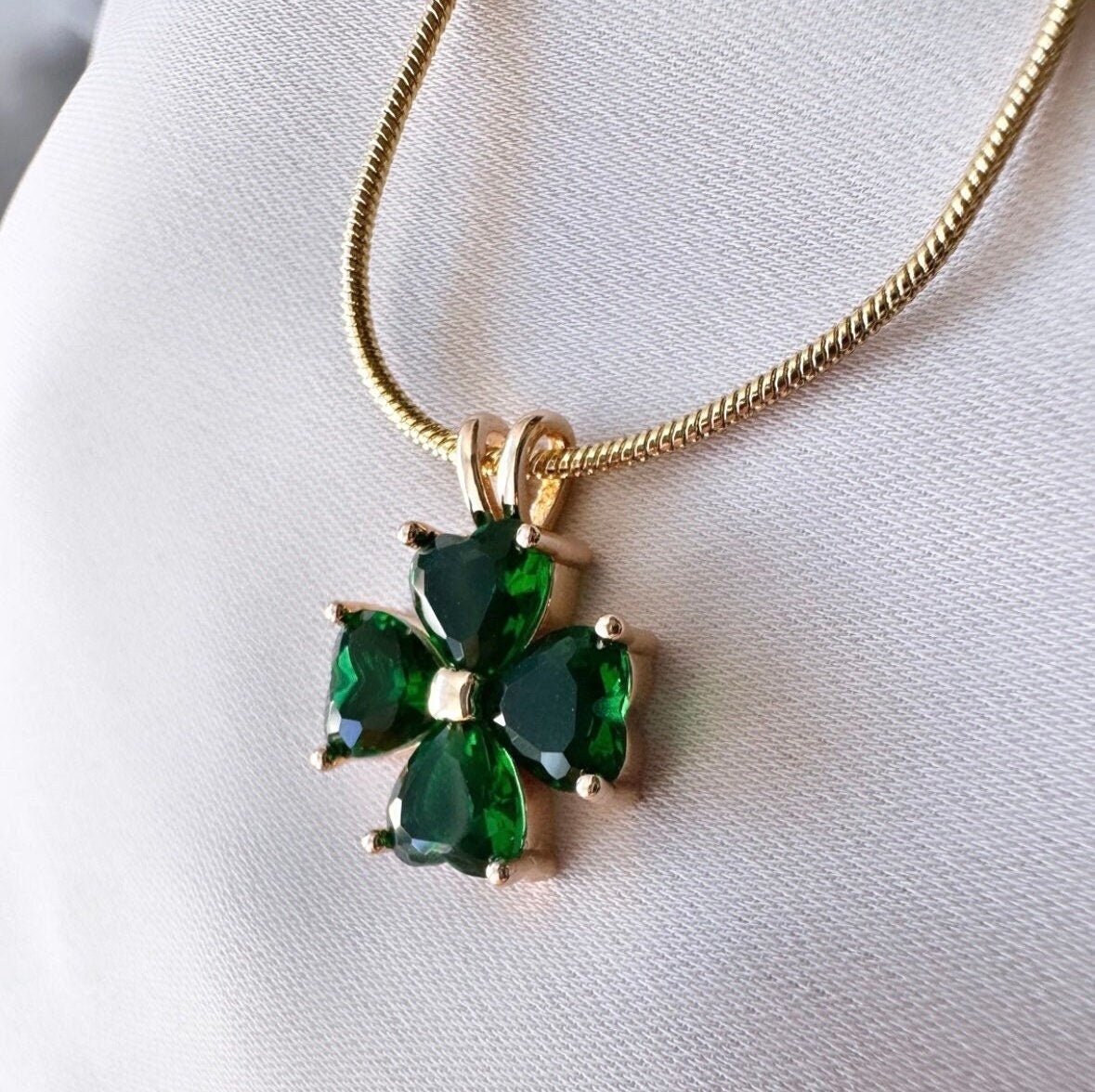 Emerald Clover Pendant Necklace, Four Leaf Clover Necklace, Shamrock Necklace, Lucky Charm Necklace, Everyday Necklace, Best Gifts For Her