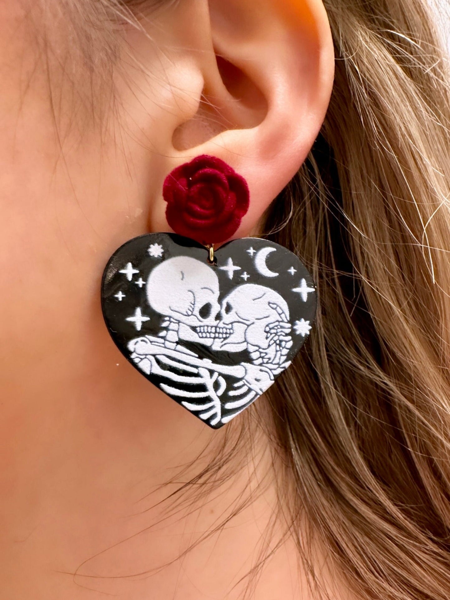 Skeleton Kissing, Black Skeleton Earrings, Skeleton Lovers, Goth Heart Earrings, Halloween Earrings, Black Heart Earrings, Red Rose Earrings