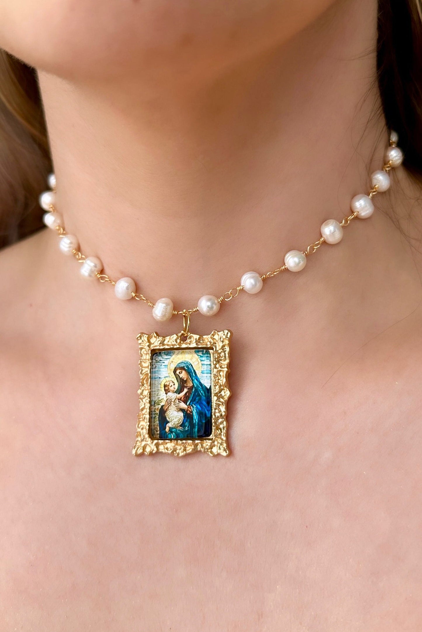 Religious Choker Necklace, Virgin Mary Pendant Color, Statement Pearl Necklace, Virgin Mary and Baby Jesus, Real Pearl Necklace Baptism Gift